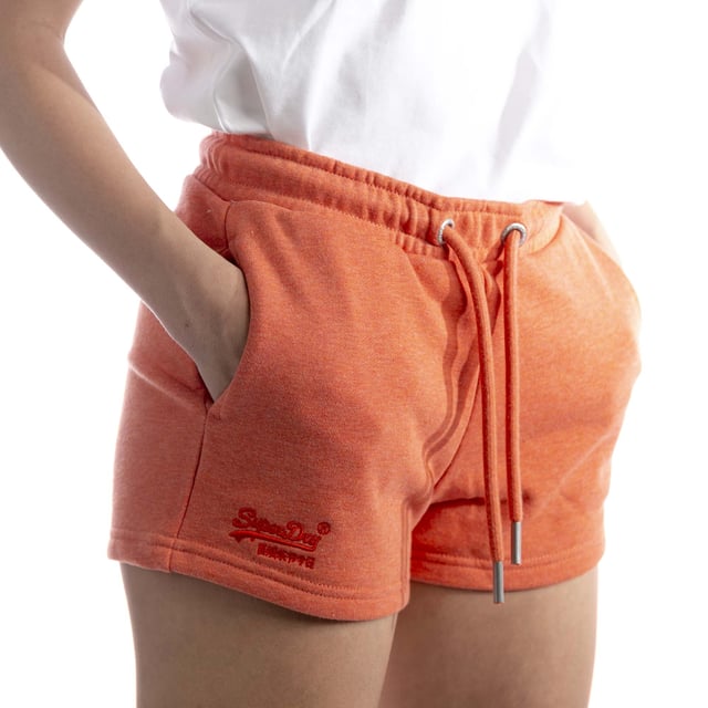 Specificaties: Short van geborsteld katoen met trekkoord in de taille, twee steekzakken en geborduurd logo op de voorkant onderaan. Geschikt voor zowel overdag als 's avonds Pasvorm: Normaal Het model draagt maat: XS Lengte van het model: 170 cm