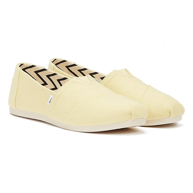 The iconic Alpargata is now designed using earth-conscious materials. The Heritage Canvas upper is made primarily with jute�a preferred eco-fiber that requires less water and fewer chemicals. Linings comprise 50% recycled cotton whilst the custom TOMS comfort insole boasts 50% eco content including recycled PU foam.