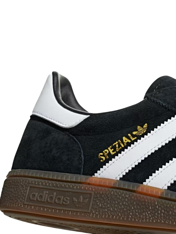 Deze klassieke sneakers hebben een bovenwerk van nubuck suède. Deze sneakers met normale pasvorm zijn voorzien van het klassieke logo van het merk, een vetersluiting en een zachte rubberen buitenzool, waardoor ze trouw blijven aan hun vintage roots.