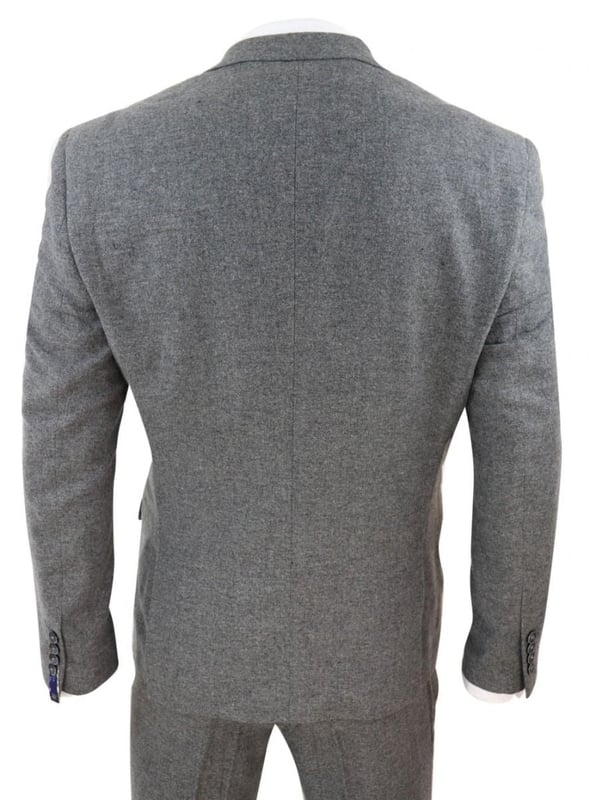 Un traje es un elemento básico clave en el guardarropa de cualquier hombre y este no es una excepción a esta regla no escrita. Elegante, elegante y sofisticado, luce perfecto con este traje de tweed de lana gris de tres piezas de primera calidad con diseño de espiga, que presenta un corte ajustado, con un ajuste más ceñido en el pecho y pantalones ajustados más estrechos. La chaqueta de dos botones tiene una caída hermosa y tiene una construcción de media lona que se adapta a la forma de tu cuerpo cuanto más la uses. Los ribetes de terciopelo en contraste en los bolsillos, los puños abotonados y una abertura trasera única le dan al traje un toque clásico de refinamiento. Un chaleco de tweed a juego completa el traje de tres piezas con un estilo de botonadura sencilla con bolsillos clásicos a medida y un ajustador trasero para garantizar que puedas crear tu ajuste ideal. El traje es atemporal y contemporáneo al mismo tiempo y te permite lucir lo mejor posible durante todo el día. Combínalo con un chaleco a juego, una camisa blanca y zapatos para un acabado elegante. - Nota: La cintura de los pantalones es 15 cm más pequeña que la talla correspondiente de la chaqueta. Por ejemplo, un abrigo de 34'' + pantalones de 28'', un abrigo de 36'' + pantalones de 30'', un abrigo de 38'' + pantalones de 32'', un abrigo de 40'' + pantalones de 34'', un abrigo de 42'' + pantalones de 36'', una chaqueta de 44'' + pantalones de 38'', una chaqueta de 46'' + pantalones de 40'', una chaqueta de 48'' + pantalones de 42'', una chaqueta de 48'' + pantalones de 44'' y una chaqueta de 52'' + pantalones de 46''.