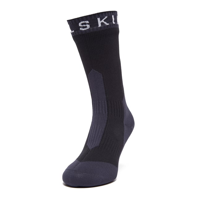 La calceta de longitud media para clima frío extremo e impermeable de Sealskinz cuenta con una membrana completamente impermeable y un forro de lana merina que mantiene tus pies frescos y secos en el sendero. Las costuras planas en la puntera con acolchado en la planta del pie evitan rozaduras dolorosas y añaden comodidad mientras absorben el impacto. - Calcetas completamente impermeables de Sealskinz - Impermeable - construcción de tres capas, que añade calidez y durabilidad - Forro de lana merina - controla la humedad y es aislante - Elastificación zonal - ajuste de cuatro vías para un 100% de movilidad - Costuras planas en la puntera - previene roces - Acolchado en la planta del pie - absorbe el impacto y reduce la presión