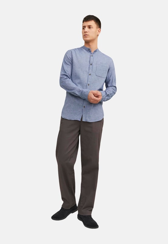 Tauchen Sie ein in den Komfort dieses langärmeligen Herrenhemdes. Sein Comfort-Fit-Schnitt bietet Bewegungsfreiheit und Komfort. Der markante Stehkragen verleiht dem Hemd eine moderne Eleganz. Mit einer klassischen Knopfleiste ist es einfach anzuziehen und vielseitig zu kombinieren. Verstellbare 2-Knopf-Manschetten bieten eine individuelle Passform und stilistische Flexibilität. Eine praktische Brusttasche hält Ihre wichtigsten Utensilien griffbereit. Der abgerundete Saum verleiht ihm einen lässigen Touch und macht es ideal zum Tragen über oder in Hosen. Knitterfreies Material sorgt den ganzen Tag für einen gepflegten Look. Genießen Sie den hohen Tragekomfort und die erstklassige Verarbeitung dieses zeitlosen Kleidungsstücks. Ideal für Männer, die Stil und Komfort gleichermaßen zu schätzen wissen, egal zu welchem Anlass.