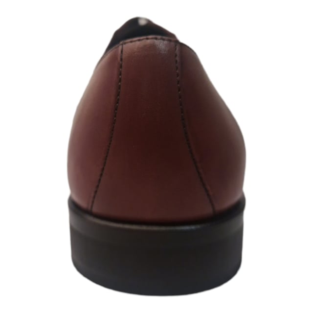 Zapato oxford de hombre con detalles de costuras en la zona alta y baja del empeine con cierre de cordones. Cuenta con una cómoda suela y una planta antideslizante.