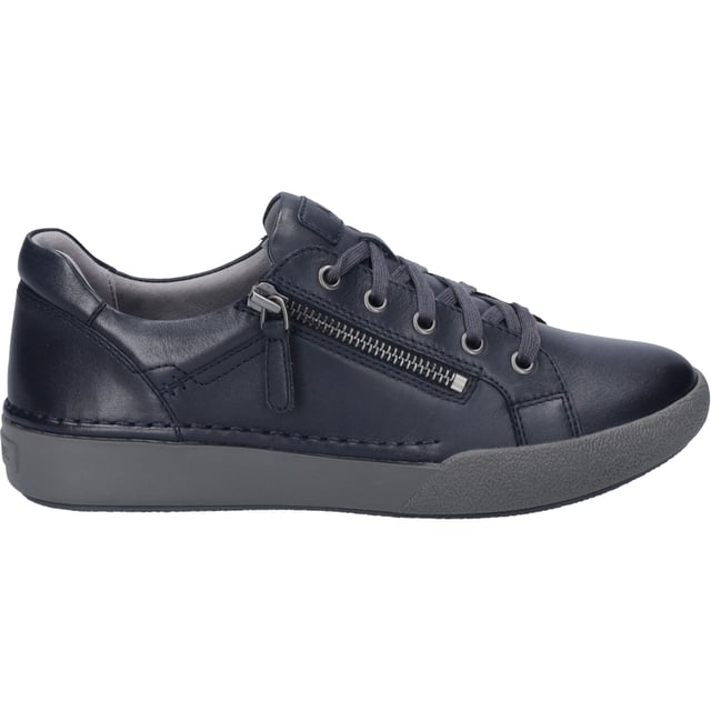 Entdecke die Welt in den neuen Claire 13 Sneakers von JOSEF SEIBEL. Diese Damenschuhe in lebendigem Indigo sind nicht nur ein Blickfang, sondern auch ein Zeugnis für modernen Tragekomfort und hochwertige Materialien. Gefertigt aus feinstem Nappa-Kalbsleder, bieten sie eine perfekte Passform und Funktion für den alltäglichen Gebrauch. Die graue Sohle aus TR und Gummi verspricht Rutschfestigkeit und Strapazierfähigkeit, ideal für alle Outdoor-Aktivitäten. Dank der herausnehmbaren Innensohle ist es möglich, ein eigenes orthopädisches Fußbett zu verwenden, was den Tragekomfort weiter erhöht. Die traditionelle Strobel-Machart, bei der der Schaft mit einer textilen Brandsohle vernäht wird, fördert nicht nur die Stabilität des Laufschuhs, sondern auch seine Langlebigkeit. Mit ihrer Schnürung und der unaufdringlichen Eleganz sind die Claire 13 Sneakers der ideale Begleiter für Freizeit und Streetwear. Sie verkörpern die Philosophie von JOSEF SEIBEL, wo moderner Komfort auf langjährige Handwerkskunst trifft und zeigen, dass wahre Qualität und nachhaltige Produktion Hand in Hand gehen. Diese Schuhe sind ein Statement gegen Fast Fashion und für eine bewusste Wahl, die den Unterschied macht.