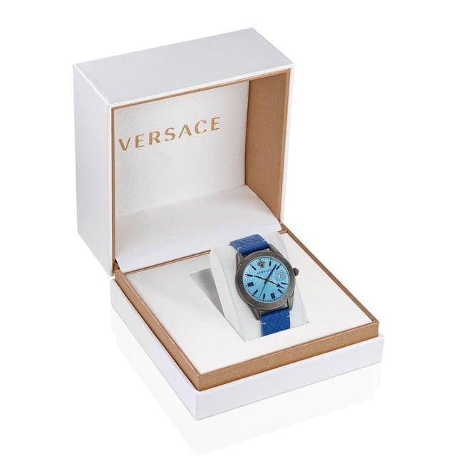 This Versace Greca Time Gmt Analogue Watch for Men is the perfect timepiece to wear or to gift. It's Gun 41 mm Round case combined with the comfortable Blue Leather watch band will ensure you enjoy this stunning timepiece without any compromise. Operated by a high quality Quartz movement and water resistant to 5 bars, your watch will keep ticking. This high quality watch is an incredible eye-catching Men watch. This Analogue watch has a calendar function: Date and has a Swiss Made Movement High quality 21 cm length and 20 mm width Blue Leather strap with a Buckle Case diameter: 41 mm,case thickness: 9 mm, case colour: Gun and dial colour: Blue