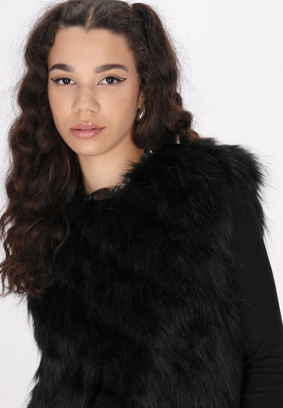 Dieses luxuriöse ärmellose Oberteil mit einer weichen, fellähnlichen Textur strahlt Raffinesse und Stil aus. Der gerade Saum und der offene Kragen machen es perfekt zum Layern über Outfits für zusätzliche Wärme oder als schickes Fashion-Statement. Das schlichte, aber elegante Design betont die strukturierte Oberfläche und Silhouette und schafft einen auffälligen Look, der sowohl vielseitig als auch modisch ist.  Weste