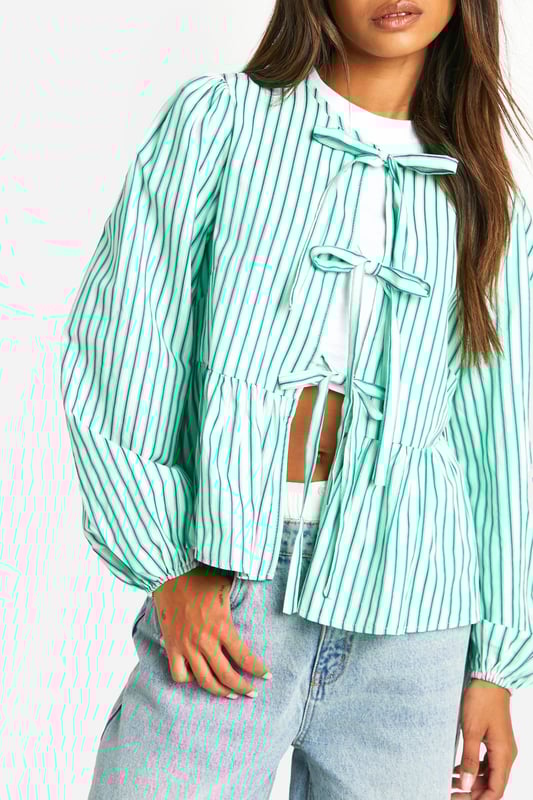 Warm, comfortable, and an A/W staple your wardrobe won't be complete without, our collection of long sleeve tops are here to serve fresh new looks in an instant. Seeking out those casual vibes? Keep all bases covered with a classic black long sleeve top. Need to make waves at work? Add a touch of sophistication to the office with a long sleeve blouse. Pair a long sleeve top with your fave denim or high waisted leather trousers and really let your shape do the talking.Style: Smock TopDesign: StripesLength: RegularSleeve Length: Long Sleeve