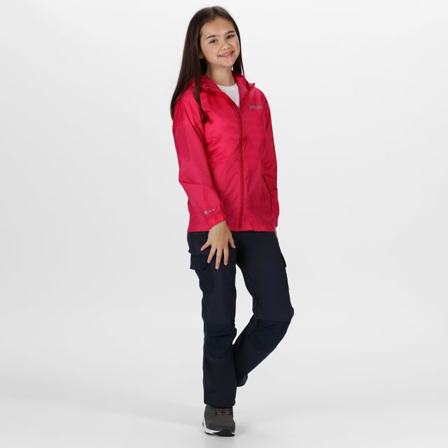 100% polyamide. Lichtgewicht, waterdichte jas die klein is, ideaal voor wandelen, kamperen, festivals en schoolreisjes.. De naadgesealde ISOLITE 5.000 polyamide stof met een DWR (Durable Water Repellent) afwerking houdt vocht vast en ademt. Met twee handige zakken en een kleine zak met spullen. Regatta Kinderen Grootte (borst ca.): 2 Jaar (53-55cm), 3-4 Jaar (55-57cm), 5-6 Jaar (59-61cm), 7-8 Jaar (63-67cm), 9-10 Jaar (69-73cm), 11-12 Jaar (75-79cm), 32" (79-83cm), 34" (83-85cm).