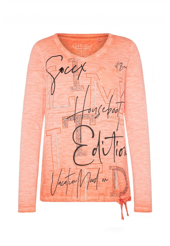 Dit damesshirt met lange mouwen is op vele manieren te combineren en is een musthave basic voor jouw garderobe. Het heeft een losse pasvorm en is gemaakt van hoogwaardig materiaal. Het shirt heeft een V-hals die is omzoomd met een geribbelde bies. De zoom is voorzien van een strikband, waardoor de breedte eenvoudig kan worden aangepast. De slubgarenstructuur zorgt voor een geweldig kleureffect. De grote print op de voorkant wordt geaccentueerd met glitterelementen en geeft het shirt een geweldig visueel hoogtepunt. Een kleine borstzak maakt het ontwerp compleet.