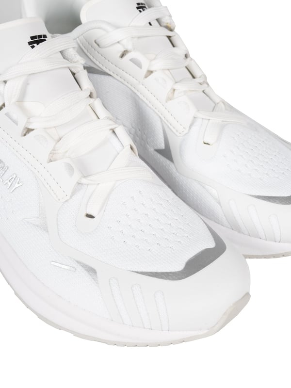 Atadas con cordones, estos zapatos aseguran un ajuste perfecto al pie, lo que los hace extremadamente cómodos y estables para el uso diario.

La punta redonda da a los zapatos un aspecto clásico que combina perfectamente tanto con estilos informales como más elegantes.

En la lengüeta, el logo de la marca está sutílmente grabado, lo que añade un carácter único a los zapatos y resalta su originalidad.

En los laterales, el nombre de la marca está cuidadosamente colocado, lo que no solo es un elemento decorativo, sino que también demuestra la alta calidad de la fabricación y la atención al detalle.

La suela con logo no solo es un acento estilístico, sino que también proporciona excelente adherencia y durabilidad, haciendo que los zapatos sean adecuados para diversas condiciones.

Hechos de tela de alta calidad y cuero ecológico, los zapatos no solo son elegantes, sino también amigables con el medio ambiente, lo que los convierte en una excelente elección para consumidores conscientes.

Empaquetados en una caja de la marca, estos zapatos son una idea de regalo ideal que seguramente encantará a cualquier aficionado a los accesorios modernos y funcionales.
