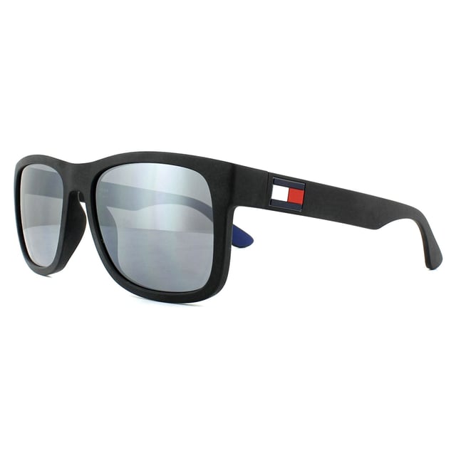 Las gafas de sol Tommy Hilfiger TH 1556/S D51 T4 Negro Gris Espejo tienen una forma rectangular simple con un diseño minimalista en una forma clásica. Los colores de Tommy Hilfiger aparecen en las varillas para un acabado de color elegante.
