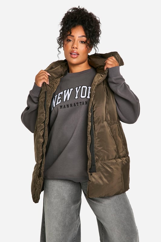 Add the finishing touch to your outfit with this outerwear piece from our women's plus size coats range. A wardrobe staple that's perfect for layering, this style provides added warmth and adds an extra something to your fit. Made with added fabric for the perfect fit, this piece is a whole vibe - just throw on over your fave outfit and you're sorted. Whether you choose a plus size denim jacket or keep things cosy in winter with a plus size teddy coat we've got the hottest coats for curvy girls that are always on-trend. Style: GiletFabric: NylonLength: LonglineNeckline: CollaredSleeve Length: Sleeveless