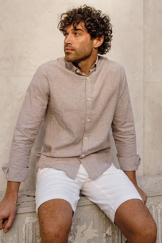 In your free time or at the office, this stylish shirt from Threadbare is a must-have in every closet. Combined with jeans or smart trousers, it is suitable for any occasion. The classic button placket and shirt collar round off the cut and give the shirt an elegant style.
