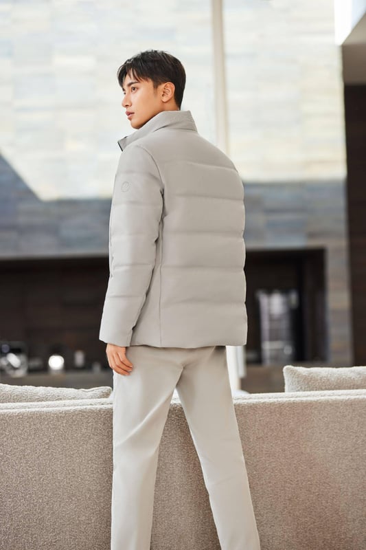 The Men's Classic Business Goose Down Jacket offers both warmth and elegance. With its luxurious 700+ fill goose down, heat-retaining lining, and showerproof seams, it ensures comfort in any weather. The sleek stand-up collar and refined design make it perfect for a professional, polished look.