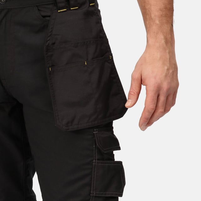 Gemakkelijk toegankelijke opvouwbare holsterzakken met meerdere compartimenten. Kniebeschermerzak met klittenbandsluiting. Versterkte naden met driedubbele stiksels. Mobiele-telefoonzakje. Zij- en achterzakken met klittenbandsluitingen. Stof: 80% Polyester, 20% Katoen. Gewicht: Stof - 240gsm. Durazone: 300gsm Polymideversterking voor extra stevigheid en duurzaamheid. Taille (te passen) 28, 30, 32, 33, 34, 36, 38, 40, 42, 44, 46. Kort 29, Regelmatig 31 & Lang 33.