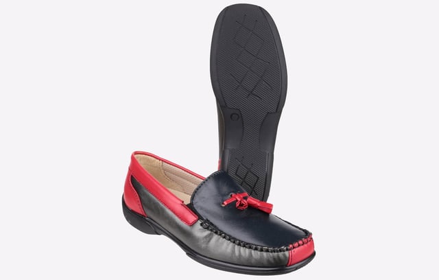 De Cotswold Shoes Biddlestone is een stijlvolle instap leren mocassin schoen. Glad leren bovenwerk met overlays en stikaccenten. Gevoerd aan de binnenkant voor comfort gedurende de hele dag. Comfortabele platte zoolunit.