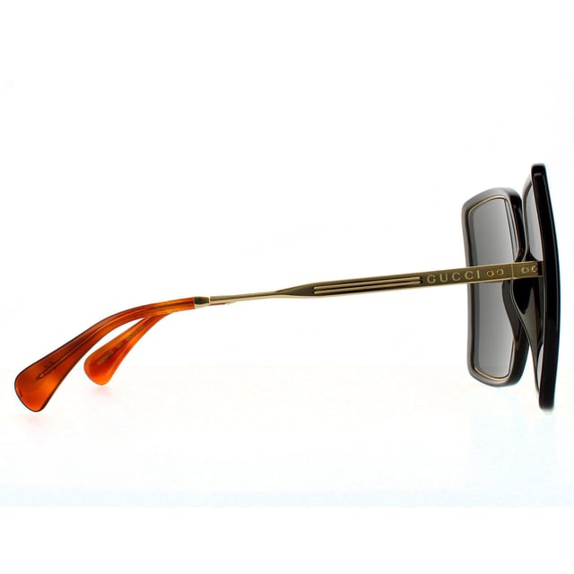 Gafas de sol cuadradas para mujer Gucci en gris con cristales y detalles en oro. Las gafas Gucci tienen lentes superoversized en forma cuadrada con montura de plástico y delgadas varillas y puente de metal en contraste. Rayas están grabadas en el metal, así como el logo de Gucci en las varillas.