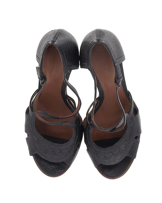 VINTAGE, RRP AS NEW
Designed to showcase timeless elegance, these Bottega Veneta Peep-Toe Strappy Sandals draw attention with their cut-out style and crossed strap detailing. Crafted in Italy from textured leather, they feature a sturdy high heel and buckled fastening at the ankle. Great high-heeled sandals to pair with work dresses or trousers. 
Bottega Veneta Peep-Toe Strappy Sandals in Black Leather
Condition: Good
Sign of wear: Scuffing on the surface, moderate wear on the soles
Material: Leather
Color: Black
Size: IT39 / UK6 / US9
SKU: 289665