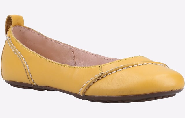 Fügen Sie in dieser Saison einen Farbtupfer zu Ihrem Sommeroutfit mit unseren Janessa Ballerinas hinzu. Hergestellt aus echtem Leder und einer bequemen Polstersohle, perfekt abgerundet mit Nähdetails für einen trendigen Look.