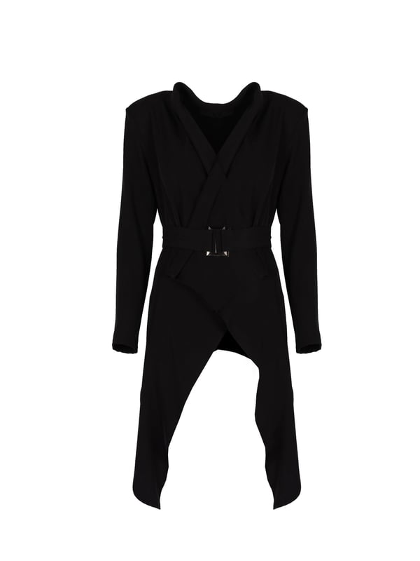 Ein Blazer mit asymmetrischem Schnitt ist die perfekte Wahl für Personen, die einen modernen und stilvollen Look schätzen, der sich von klassischen Designs abhebt und jeder Garderobe eine Prise Avantgarde hinzufügt.

Mit zwei eingesetzten Taschen, die nicht nur Eleganz verleihen, sondern auch äußerst praktisch sind, ermöglichen sie das Verstauen kleiner Gegenstände, ohne die Linien der Silhouette zu stören.

Mit Schulterpolstern, die die Schultern subtil betonen und der Figur ein definiertes und professionelles Aussehen verleihen, ideal für wichtige Meetings und formelle Anlässe.

Mit einem zusätzlichen Gürtel mit Metallschnalle, der nicht nur Stil hinzufügt, sondern auch eine perfekte Anpassung des Blazers an die Körperkontur ermöglicht, wobei die Taille betont wird und dem Ganzen ein elegantes Finish verliehen wird.

Aus hochwertigem Stoff gefertigt, der Haltbarkeit und Tragekomfort gewährleistet, während er gleichzeitig luxuriös und elegant aussieht, was den Blazer zu einer langfristigen Investition macht.