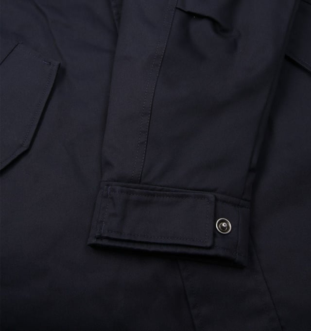 Enfréntate a los elementos con estilo con la chaqueta Fred Perry. Este elegante abrigo está diseñado para lucir genial con casi cualquier conjunto. Haz una declaración con una chaqueta que luce genial y te mantiene protegido de los elementos., Abrigo azul Fred Perry, 100% poliéster, cierre de cremallera central, 2 bolsillos con cierre de botón, solapa cortavientos, corte estándar, se ajusta a la talla real, insignia de la marca en el frente izquierdo del pecho, abrigo azul marino