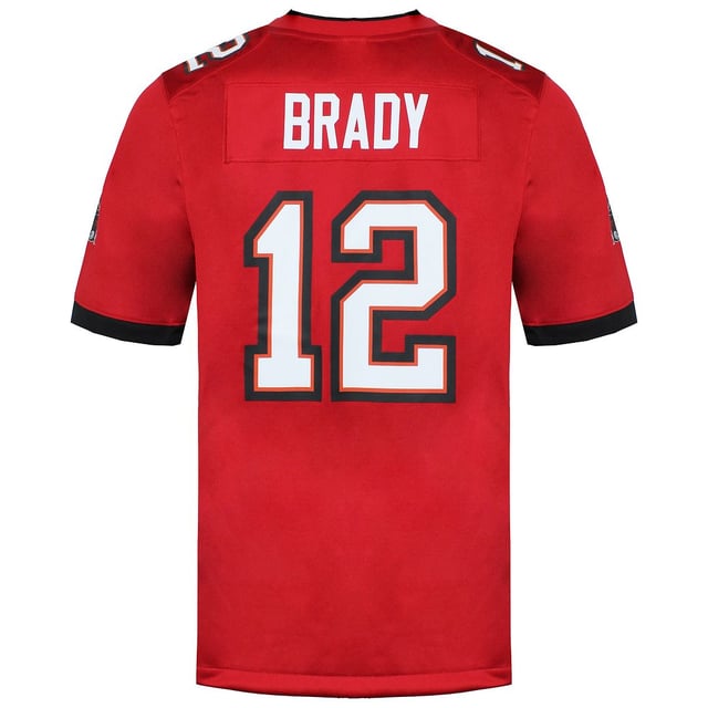 ¿Eres un fan incondicional de los Tampa Bay Buccaneers? Demuestra tu apoyo incondicional al equipo y al legendario quarterback Tom Brady con esta camiseta Tampa Bay Tom Brady Game Jersey. Diseñada por Nike, esta camiseta combina gráficos llamativos con materiales de alta calidad para garantizar que te veas y te sientas lo mejor posible mientras animas a tu equipo favorito.

El ajuste de esta camiseta Nike Game Jersey para hombre es fiel a la talla, ofreciendo un diseño cómodo y entallado que permite libertad de movimientos. Si prefieres un ajuste más holgado, te recomendamos pedir una talla más que tu talla habitual. Para aquellos que planeen llevar capas debajo de la camiseta, se sugiere subir dos tallas para un ajuste más cómodo.

Fabricado en poliéster 100% reciclado, este maillot no sólo muestra tu lealtad al equipo, sino que también contribuye a las prácticas sostenibles. Los paneles laterales de malla proporcionan una transpirabilidad extra, manteniéndote fresco y cómodo durante los momentos intensos de juego. El escudo de la NFL en el cuello añade un toque auténtico, mientras que la etiqueta suspensoria tejida en sarga de satén añade un toque de sofisticación.

El nombre, los números y los logotipos serigrafiados en la camiseta garantizan durabilidad y colores vibrantes que no se destiñen con el tiempo. Ya estés en el estadio, viéndola desde casa o fuera de casa, esta camiseta muestra con orgullo tu amor por los Tampa Bay Buccaneers y su emblemático quarterback, Tom Brady.

No pierdas la oportunidad de representar a tu equipo con estilo. Hazte con la Tampa Bay Tom Brady Game Jersey y conviértete en el fan definitivo de los Buccaneers. Deja que el mundo sepa cuál es tu lealtad y anima a tu equipo hasta la victoria con esta icónica prenda.