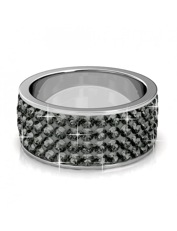 Roller-ringen kommer att ge din look en glamourös touch. Den består av rostfritt stål och är rodiumpläterad, vilket ger den ett tåligt utseende, men de många kristallerna ger den en touch av femininitet och mjukhet.