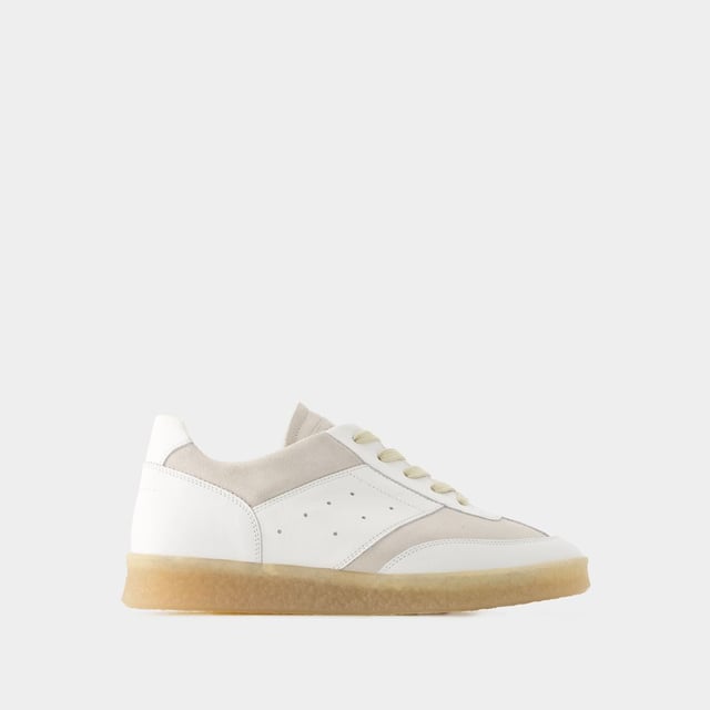 De MM6 6 Court Sneakers Maison Margiela belichamen casual elegantie met hun strakke witte leren ontwerp. Ontworpen om stijl en comfort te combineren, zijn deze sneakers voorzien van de verfijnde handtekening van het modehuis en geven ze een eigentijdse touch aan elke outfit. De 6 Court Sneakers zijn perfect voor een verfijnde urban look en weerspiegelen de avant-gardistische esthetiek en uitzonderlijke kwaliteit van het merk. Kleuren: Wit - Blanc. Hoofdmateriaal: generfd kalfsleer. Materiaal zool: rubber. Materiaal voering: leer. Sluiting: veters bovenaan. Tipvorm: rond. Pasvorm: op maat - Maatvoering: Europees.