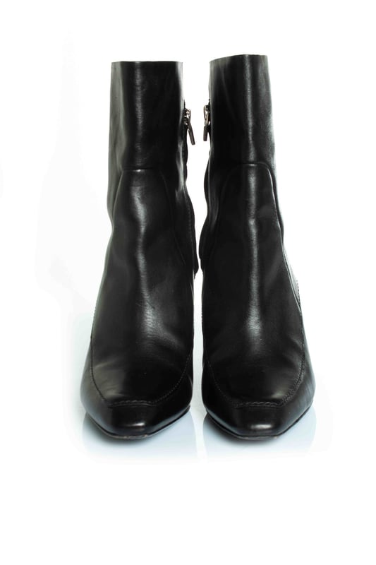 VINTAGE, RRP AS NEW
Alexander Wang, hidden platform ankle boots in black. The item is in very good condition.  CONDITION: very good condition

SIZE: 38

INSOLE MEASUREMENTS: 25 cm

HEEL MEASUREMENTS: 10 cm PLATFORM: 1 cm

SHAFT HEIGHT: 15 cm WIDTH TOP: 15 cm

MATERIAL: leather

COLOUR: blackMeasurments: