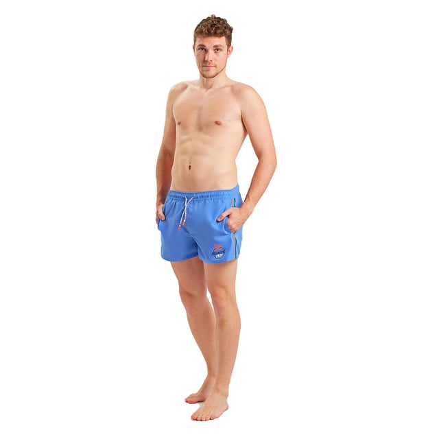 Münchener Boxer-Badeanzug.
 Farbe blau
 Elastische Taille, verstellbar durch Schnürsenkel.
 Zwei offene Taschen mit Netzfutter an den Seiten.
 Aufnäher mit dem Markennamen auf der unteren Seite.
 Tasche mit Klappe und Klettverschluss auf der Rückseite.
 Innentasche auf der Vorderseite.
 Innenfutter aus Mesh.
 Nähte in Ton gehalten.

 Zusammenstellung: 100% Polyester

 Waschanleitung:
 -Handwäsche
 Zusammenstellung: 100% Polyester
 Pflege:
Waschanleitung:
 -Handwäsche