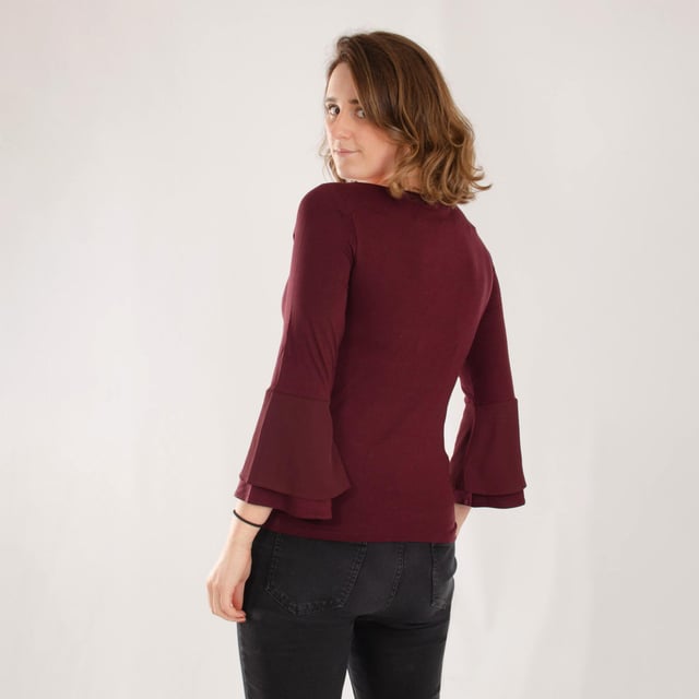 Stretch Cotton Fabric 
93% Cotton, 7% Elastane 
23" Shoulder to Hem 
Long Sleeve 
Sizing: Generous  
Fit: Relaxed