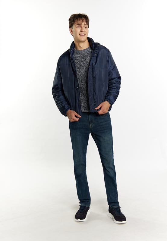 Licht, gewatteerd en met een zachte glans presenteert Mo dit gewatteerde blousonjack voor het komende herfst-winterseizoen. De hoge opstaande kraag biedt bescherming, evenals de verborgen ritssluiting met drukknoopsluiting. De elastische manchetten zorgen voor een ideale pasvorm en zorgen voor de finishing touch.  Jas