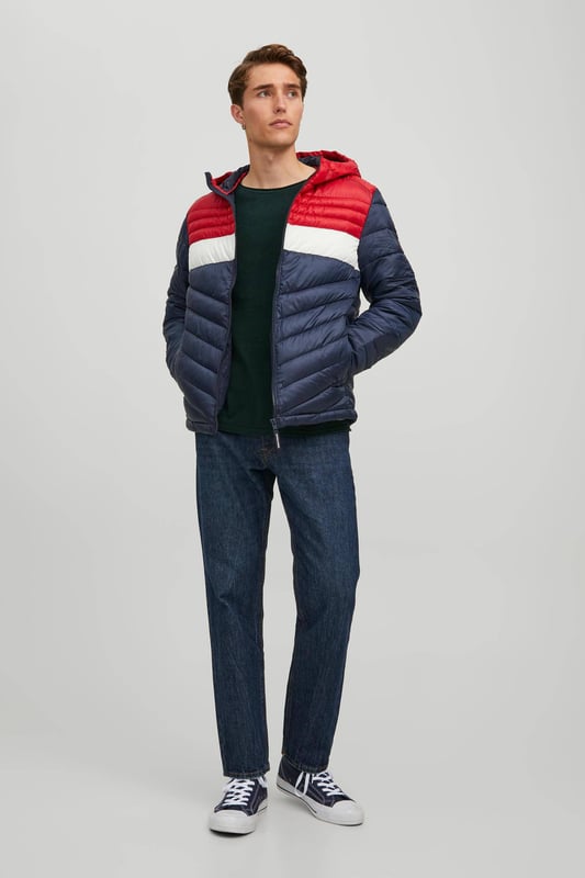 Eine tolle Steppjacke für Herren von der Marke JACK & JONES. Sehr angenehm zu tragen, bequem, warm und sportlich geschnitten zugleich. Kann mit vielen Kleidungsstücken kombiniert werden. Der hohe Kragen und die Kapuze halten den Wind von den Ohren und dem Hals fern. Zwei Seitentaschen bieten Platz für Habseligkeiten.