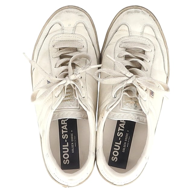 Empfohlener Verkaufspreis
Die Golden Goose Soul Star Sneakers aus elfenbeinfarbenem Leder sind eine vielseitige und stilvolle Wahl für Freizeit und Alltag. Das Modell aus weißem Nappaleder besticht durch sein zeitloses Design mit einer weißen Fersenlasche aus Leder als zusätzliches Detail. Die weißen Schnürsenkel verleihen diesen Sneakers einen klassischen Touch und machen sie zu einer schicken und trendigen Ergänzung Ihrer Schuhkollektion. Inspiriert von der Entwicklung des Sneakers vom Performance-Modell zum Alltags-Essential vereinen die Soul Star Sneakers mühelos Komfort und Mode.

Golden Goose Soul Star Sneakers aus elfenbeinfarbenem Leder
Zustand: Sehr gut
Gebrauchsspuren: Leichte Gebrauchsspuren, wenig getragen, aber sehr gut erhalten. Leichte Gebrauchsspuren an Sohlen und Knicken, leichte Abnutzungsspuren an Sohlen und Fersen.
Verpackung: Staubbeutel
Farbe: Weiß | Elfenbein
Material: Leder
Größe: EU 38/US 8
Maße: Absatzhöhe: 30; Innensohlenlänge: 270
Artikelnummer: NAPPUGBSH398319W
