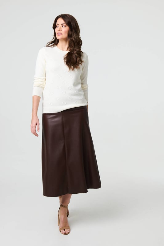 Get a classic look in this slim jumper. It has an embroidered texture on the front, long sleeves and a flattering hip length hem. For an effortless professional outfit, pair with a midi skirt or fitted trousers. This top is also made from a breathable viscose blend.