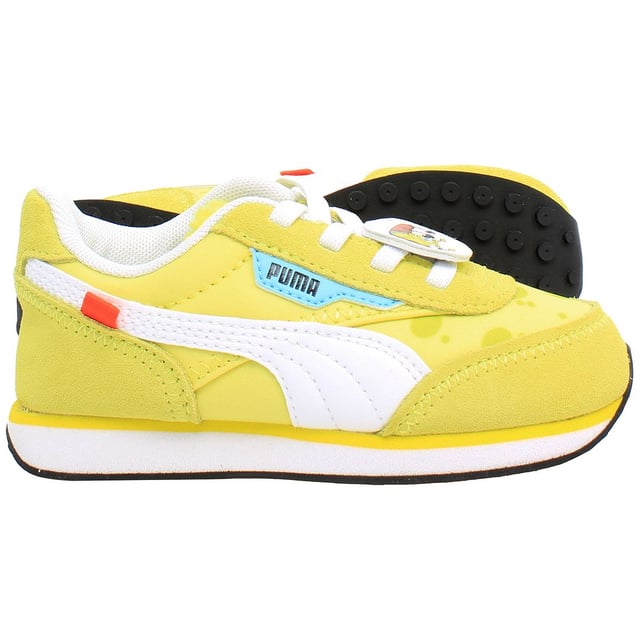 Zapatillas Amarillas Puma Future Rider SpongeBob para Niños, una encantadora colaboración entre Puma y la querida serie animada Bob Esponja. Estas zapatillas combinan elementos de diseño vibrante con comodidad y funcionalidad, convirtiéndolas en la elección perfecta para los jóvenes fans del programa.

Características Clave:

Colaboración con Bob Esponja: Celebrando los icónicos personajes e imágenes de la serie Bob Esponja, estas zapatillas presentan detalles divertidos con la temática de Bob Esponja que encantarán a los niños y a los fans por igual. Desde el propio Bob Esponja hasta sus amigos y escenas icónicas, estas zapatillas capturan el espíritu de la amada caricatura.

Silhouette Future Rider: Inspiradas en la clásica silueta Future Rider de Puma, estas zapatillas ofrecen un diseño retro con actualizaciones modernas. La construcción robusta pero liviana proporciona comodidad y soporte para un uso durante todo el día.

Marca SpongeBob: Desde acentos sutiles hasta gráficos audaces, estas zapatillas cuentan con la marca de SpongeBob en todo su diseño, mostrando los queridos personajes e imágenes del programa. Los niños pueden demostrar su amor por Bob Esponja con cada paso.

Deja que tus pequeños se sumerjan en la diversión y la aventura con las Zapatillas Amarillas Puma Future Rider SpongeBob para Niños. Combinando un diseño juguetón con comodidad y funcionalidad, estas zapatillas seguramente se convertirán en un favorito para los niños que aman a Bob Esponja.