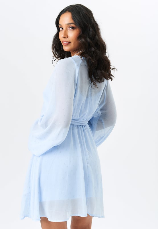 Haz una declaración de moda con nuestro minivestido de gasa de manga larga. El ligero tejido de gasa y las mangas largas lo hacen perfecto para cualquier temporada, mientras que los detalles metalizados añaden un toque de sofisticación. Eleva tu estilo con este minivestido moderno.