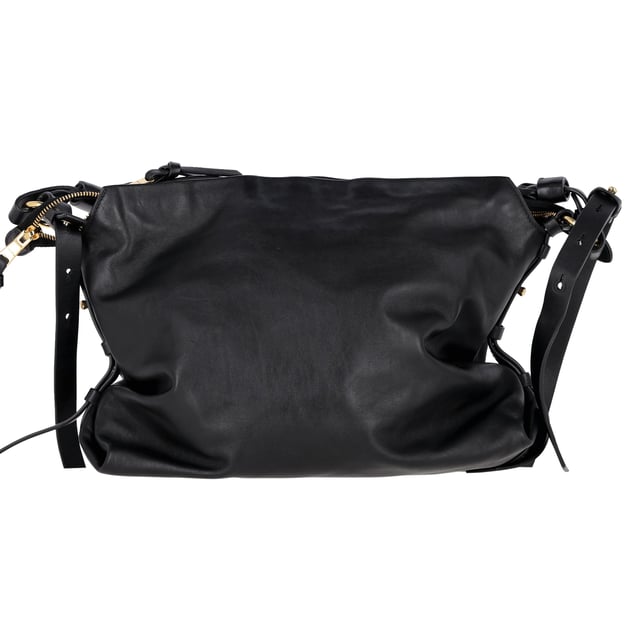 VINTAGE, RRP WIE NEU  
Ausstrahlung zeitloser Eleganz, diese Miu Miu Schultertasche ist aus schwarzem Leder mit goldenen Beschlägen gefertigt. Ihr charakteristischer geflochtener Tragegurt und das Miu Miu-Logo auf der Vorderseite machen sie zu einem eleganten und raffinierten Accessoire für jeden Anlass.

mit Staubbeutel

Miu Miu Logo Schultertasche aus schwarzem Leder  
Zustand: Ausgezeichnet  
Tragespuren: Kein Verkaufsetikett, Keine sichtbaren Gebrauchsspuren.  
Verpackung: Staubbeutel  
Farbe: schwarz  
Material: Leder  
Größe: Einheitsgröße  
Maße: Breite: 130; Höhe: 280; Länge: 350; Henkelhöhe: 160; Gurtlänge: 600  
SKU: NAPPUGBBA372667W