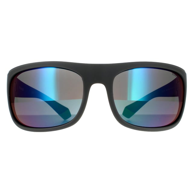 Gafas de sol Polaroid Wrap para hombre en gris verde con lentes espejados polarizados. Las Polaroid son un estilo deportivo envolvente con patas gruesas y lentes polarizados grandes para una protección ideal. La montura de plástico liviana está terminada con la marca Polaroid en las patas.