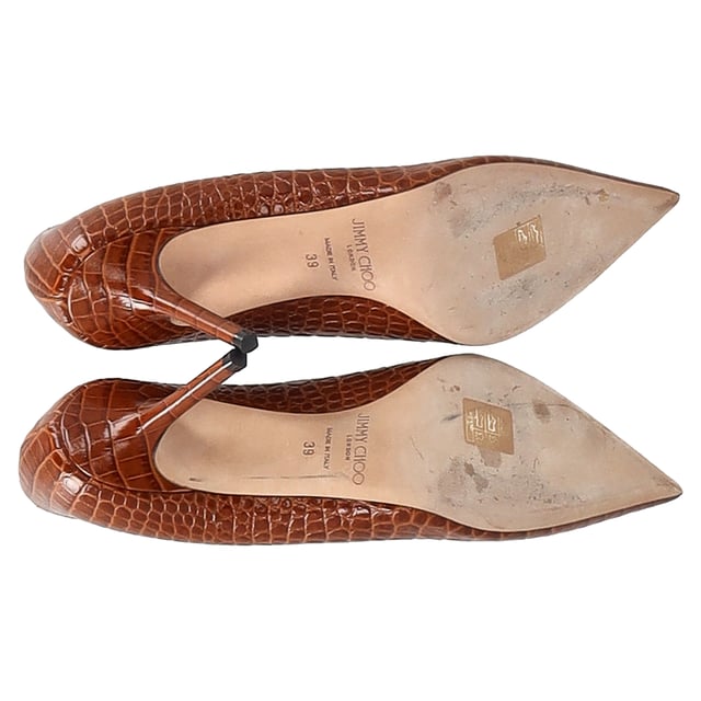 VINTAGE, RRP AS NEW
Elevate your ensemble with the Jimmy Choo Croc Embossed Love Pumps in luxurious brown leather, featuring an alluring croc-effect finish and a sophisticated pointed toe design for a touch of timeless elegance.


Jimmy Choo Croc Embossed Love Pumps in Brown Leather
Condition: Very good
Signs of wear: Minor markings, Lightly used but very well maintained. Minor mark at soles & creasing, light scuffing at the soles and heels.
Packaging: None
Color: Brown 
Material: Leather | leather
Size: EU39/US9
Measurements: Heel height: 90; Insole length: 290
SKU: NAPPUGBSH386163W