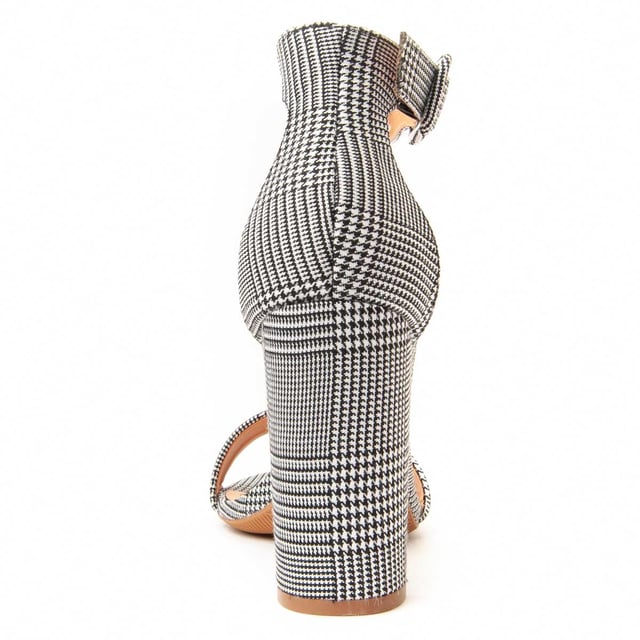 Dames hoge hak sandalen. Comfortabele pasvorm. Gevoerde binnenzool. Antislip zool. Versterkte stiksels. Gemaakt door andere merken voor ons merk. Ongeveer hoogte van de hak: 12 cm.