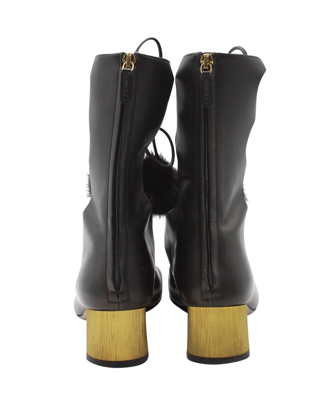 VINTAGE, RRP AS NEW
Gucci shows off its playful side with the 'Heloise' embellished ankle boots. A smooth black leather upper is accented with a gold-tone heel that amps up the glam factor. The lace-up design features mink fur pompoms that are made to move as you walk. Show off the statement beauts to full effect by teaming them with mini hemlines.


Gucci Heloise Lace-up Gladiator Boots In Black Leather
Condition: very good
Material: Leather
Size: 38
Sign of wear: wear on soles
SKU: 259593