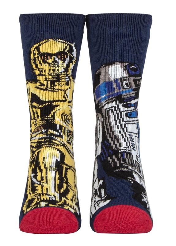 Die Macht ist stark mit diesen Socken, und sie haben die Macht, deine Kleinen in den kältesten Tagen des Winters warm zu halten. Diese Star Wars Heat Holders sind perfekt für jeden jungen Jedi, und sie sind langlebig! Der dicke und warme Strick ist mit einem Heatweaver-Futter und Heat Holders-Garn ausgestattet, um die Füße schön warm zu halten. Das macht sie perfekt für kalte Wintertage, an denen die Kinder im Schnee spielen und so tun, als wären sie auf Hoth. Sie werden mit 2 kultigen Figuren pro Paar geliefert, darunter: Darth Vader & ein Stormtrooper, Han Solo & Chewbacca, R2D2 & C3PO und Luke Skywalker & Yoda! Die dicken, klobigen Socken mit einem Tog-Wert von 2,34 sind mehr als 7x wärmer als normale Baumwollsocken (0,33 Tog)! Das liegt daran, dass sie aus einem speziell entwickelten Thermogarn hergestellt wurden, das eine Hochleistungsisolierung gegen Kälte bietet. Darüber hinaus erzeugen die Heat Holders Loops einen einzigartigen Polsterungsflor, der noch mehr warme Luft einschließt. Diese extremen Socken werden von einem Experten gebürstet, wodurch die Innenseite nicht nur sensationell weich ist, sondern auch dazu beiträgt, die Menge an warmer Luft zu maximieren, die in jeder Socke gehalten wird, um absolute Wärme und ganztägigen Komfort zu gewährleisten. Diese Socken werden in 1 Paar pro Packung mit 2 Zeichen pro Paar geliefert und bestehen aus: 91% Acryl, 5% Nylon, 3% Polyester, 1% Elastan. Sie sind in 2 Kindergrößen erhältlich: 9-12 UK (27-30 EUR, 10-1 US) & 12.5-3.5 UK (30-36 EUR, 13-4 US) und sind maschinenwaschbar.