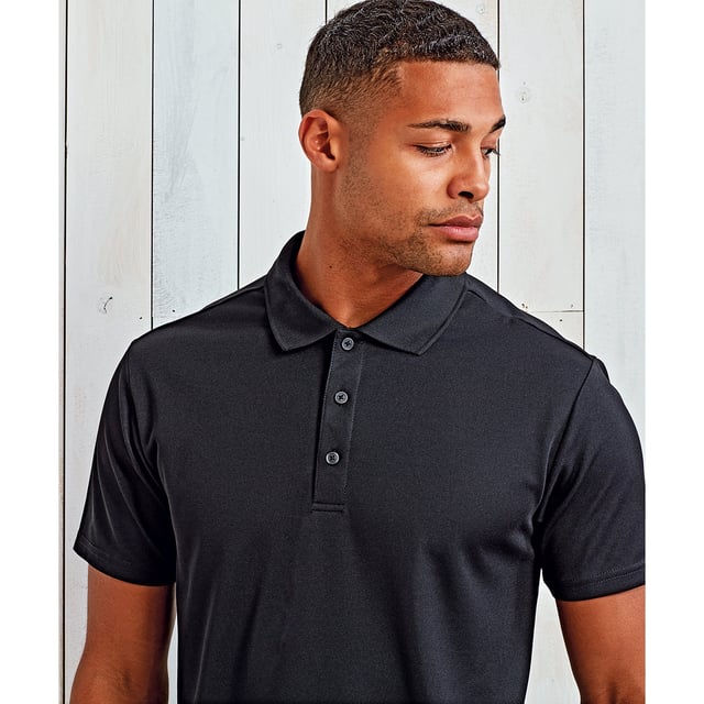 100% gerecycleerd polyester. Stof: Garen gesponnen. Ontwerp: Eenvoudig. Halsuitsnijding: Geribde kraag, Omgeslagen kraag. Mouwtype: Korte mouwen. Knoopsluiting met 3 knopen, zijsplitten. Stoftechnologie: Ademend, vochtafvoerend. 160 g/m². Duurzaamheid: Milieuvriendelijk, Gemaakt van Gerecycleerde Materialen, Sedex. Duurzame materialen.