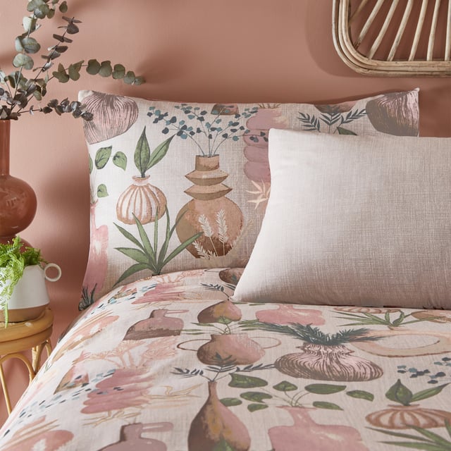 The on-trend Earthen duvet cover set is inspired by ceramics, vases and sculptures which are represented in unbelievable printed detail. The delicate, softer sprigs and dried palms add extra colour and life to this unmistakably homely design. Infused with natural clay colours, this set adds calming, tranquil and relaxing vibes to your bedroom, making it the ideal choice for a modern neutral interior.