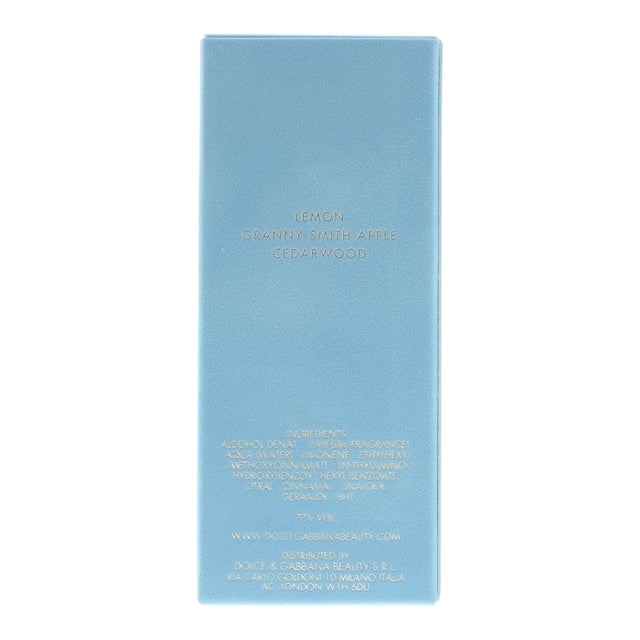 Light Blue ist der Inbegriff mediterraner Lebensfreude. Das farbenfrohe, frische und blumig-fruchtige Eau de Toilette spiegelt die Sinnlichkeit mediterraner Lebensart wider. Seine von sizilianischer Zeder, knackig grünem Apfel und verlockenden Blauglöckchen geprägte Kopfnote fängt die Quintessenz eines sonnigen Sommertags im Süden Italiens ein. Weiblichkeit gepaart mit Entschlossenheit: Jasmin und weiße Rose fügen sich zu einem Bouquet, das der Bambusnote ihre scharfe Frische nimmt. Die vom klassischen Dolce&Gabbana Parfum inspirierte, zeitlose Komposition Light Blue hat bei aller Selbstsicherheit eine ausgesprochen feminine Facette. Ihr zartblauer Verschluss spiegelt die Klarheit des Mittelmeerhimmels wider, sein kraftvoller Flakon die Stärke der modernen Frau.