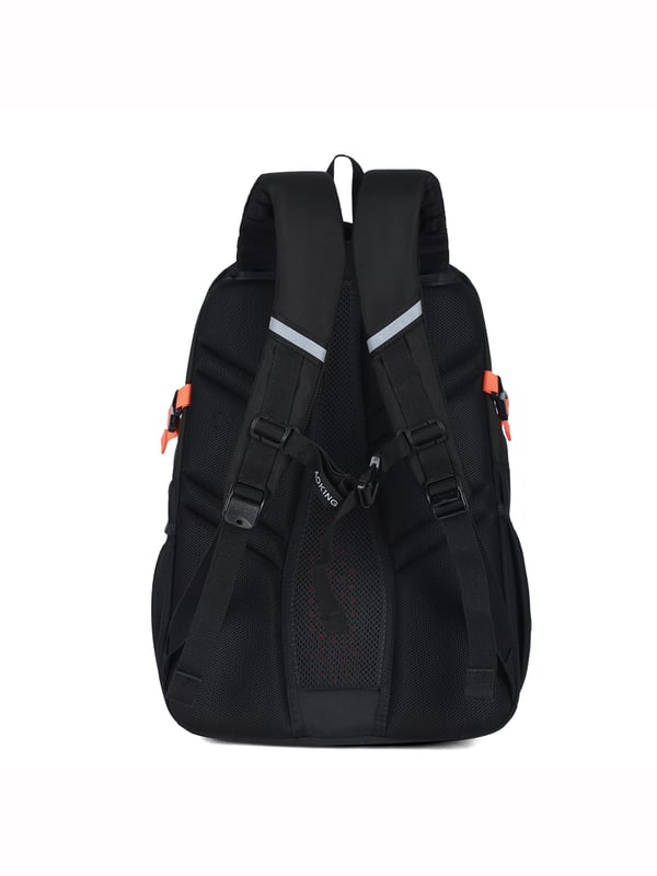 Mochila unisex. El cierre es con cremallera. Los bolsillos internos son uno abierto. Hay tres bolsillos externos con cremallera y dos laterales abiertos. Falta la correa para el hombro. El asa es de tela. Hay un compartimento interno. El material exterior es poliéster. Internamente está forrado en poliéster. Medidas: 32x18x45 cm. Producto de moda