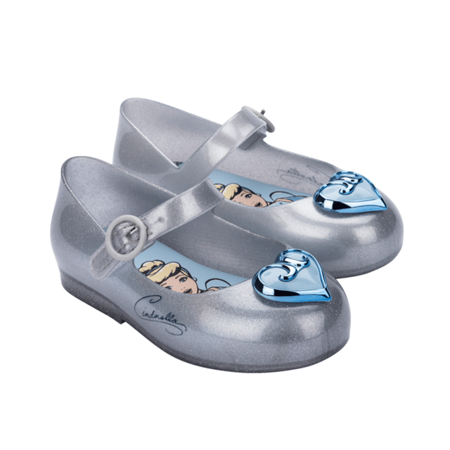 From Disney castles to your young one's feet! The Mini Melissa Sweet Love + Disney Princess will have your baby surrounded by magic and style. Our classic ballerina silhouette is adorned with Disney princess prints, and comes in a variety of colors to mix and match!