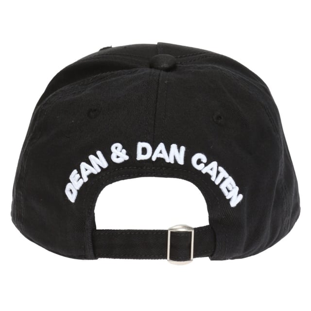 Gorra DSQUARED2 Blanca Logo Bordado Negro. Gorro negro bordado blanco DSQUARED2. 100% algodón. Gorra de béisbol Dsquared2. Código de estilo: BCM0028 05C00001 M063. Dean y Dan Caten bordados en la parte trasera
