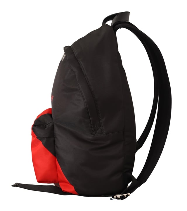 Mochila urbana 100% autentica de Givenchy.
  Color: Rojo/Negro.
  Material: 90% acrilico 10% poliamida.
  Cierre de cremallera.
  Logotipos estampados en la parte delantera.
  Correa ajustable para el hombro.
  Bolsillo con cremallera.
  Asa superior pequena.